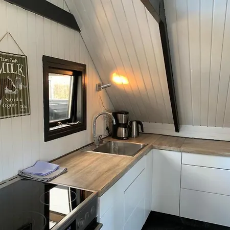 2 Private Tiny Houses On Beautiful Nature Plot, Private Parking * ランダーズ